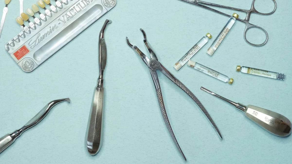 Tedavi seçeneklerini anlatmak için kullanılan titanyum implant modeli