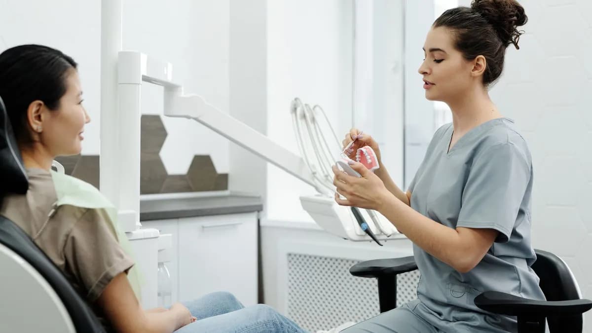 Hekimin hastaya tüm ağız implant seçeneklerini anlatması