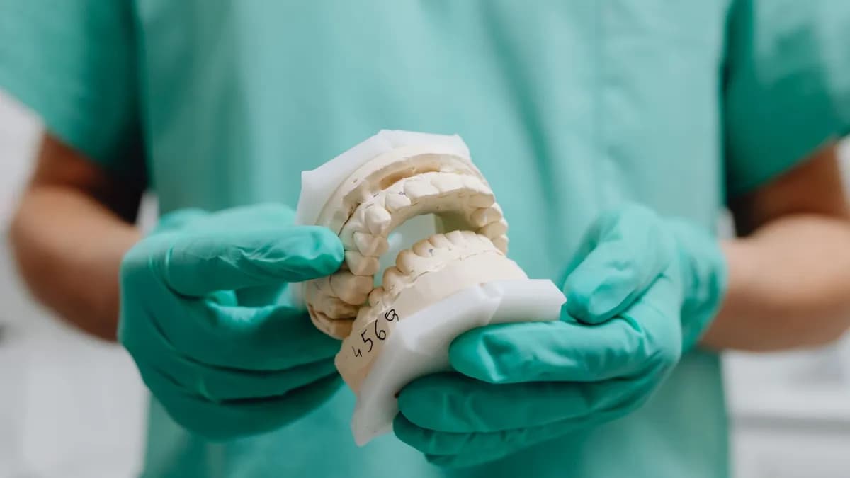 Tüm ağız implant tedavisinde kullanılan tam çene sabit köprü protezi