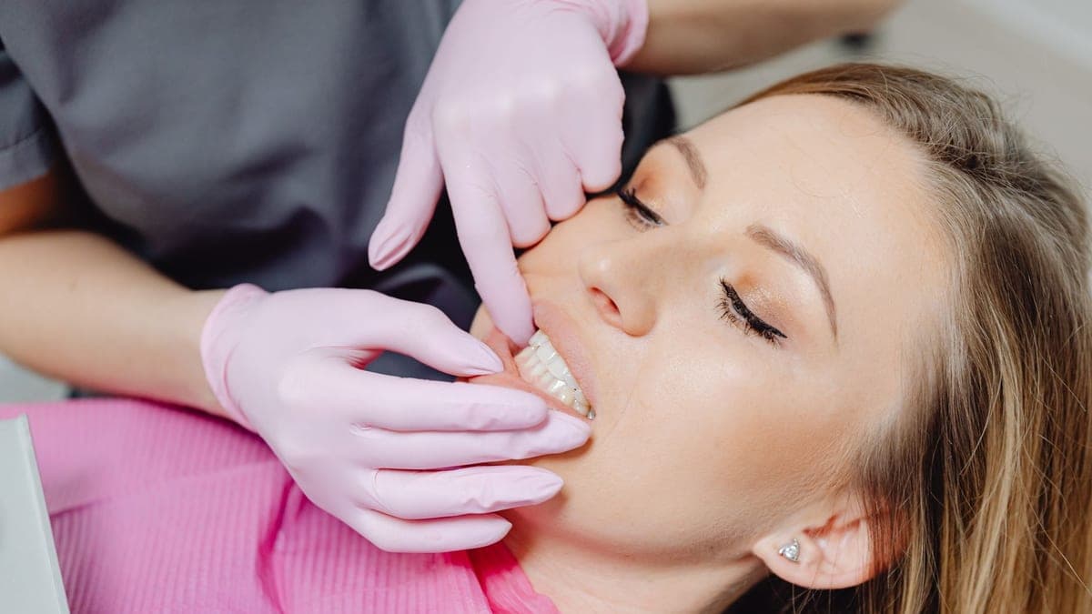 Dişeti Gülüşü (Gummy Smile) Tedavisi: Nedenleri, Yöntemleri ve Sonuçları