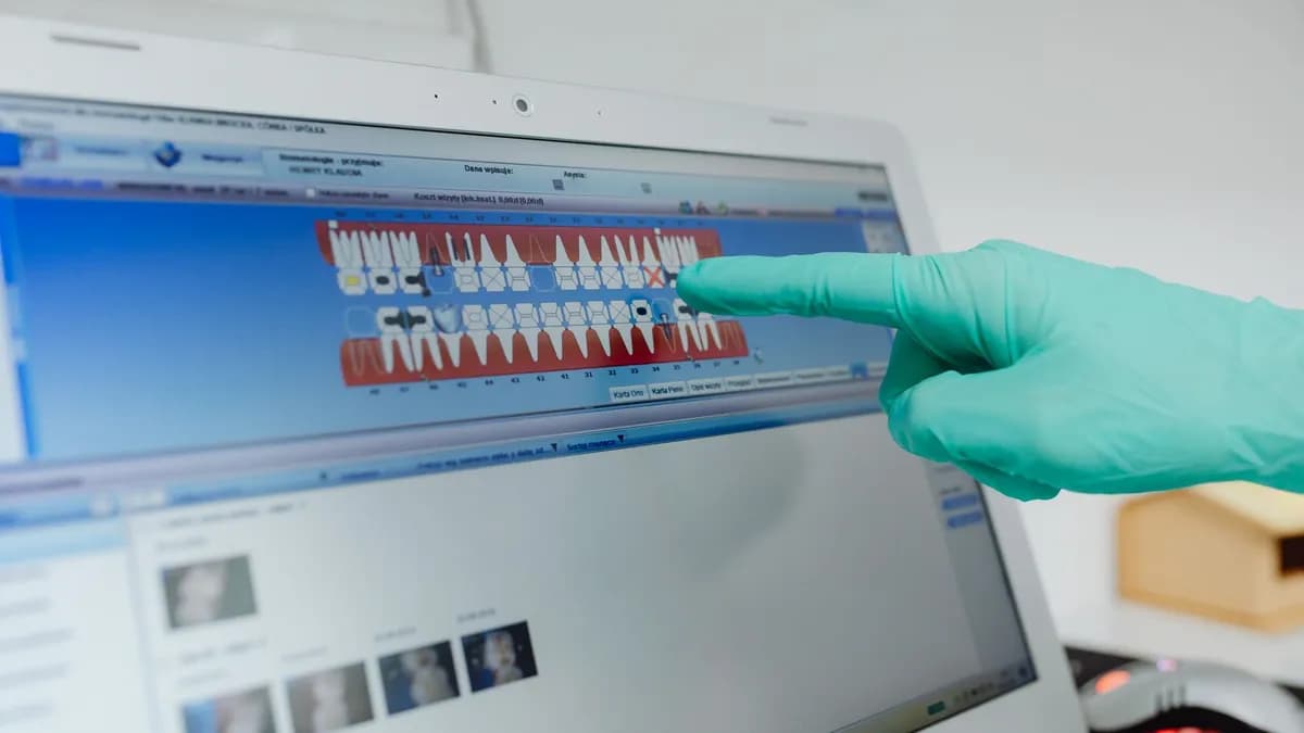 Zahnarzt plant ein Hollywood-Lächeln mit digitalem Smile Design