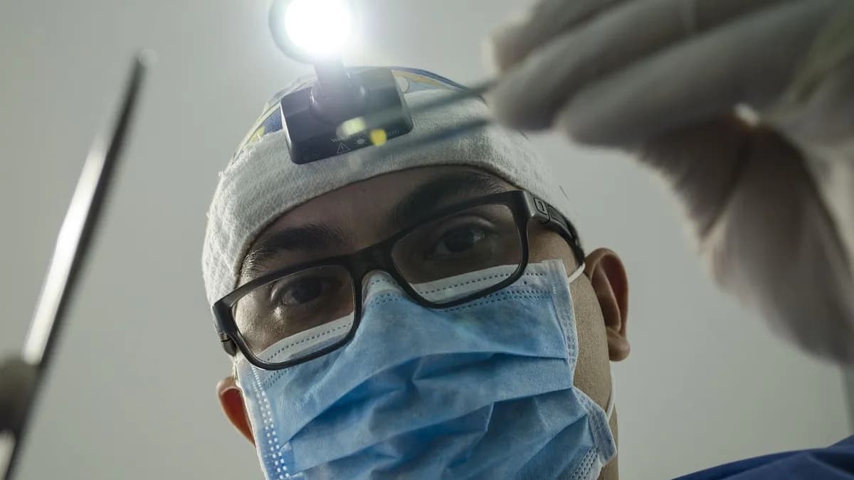 Ästhetischer Zahnarzt setzt Veneers für ein natürliches Ergebnis