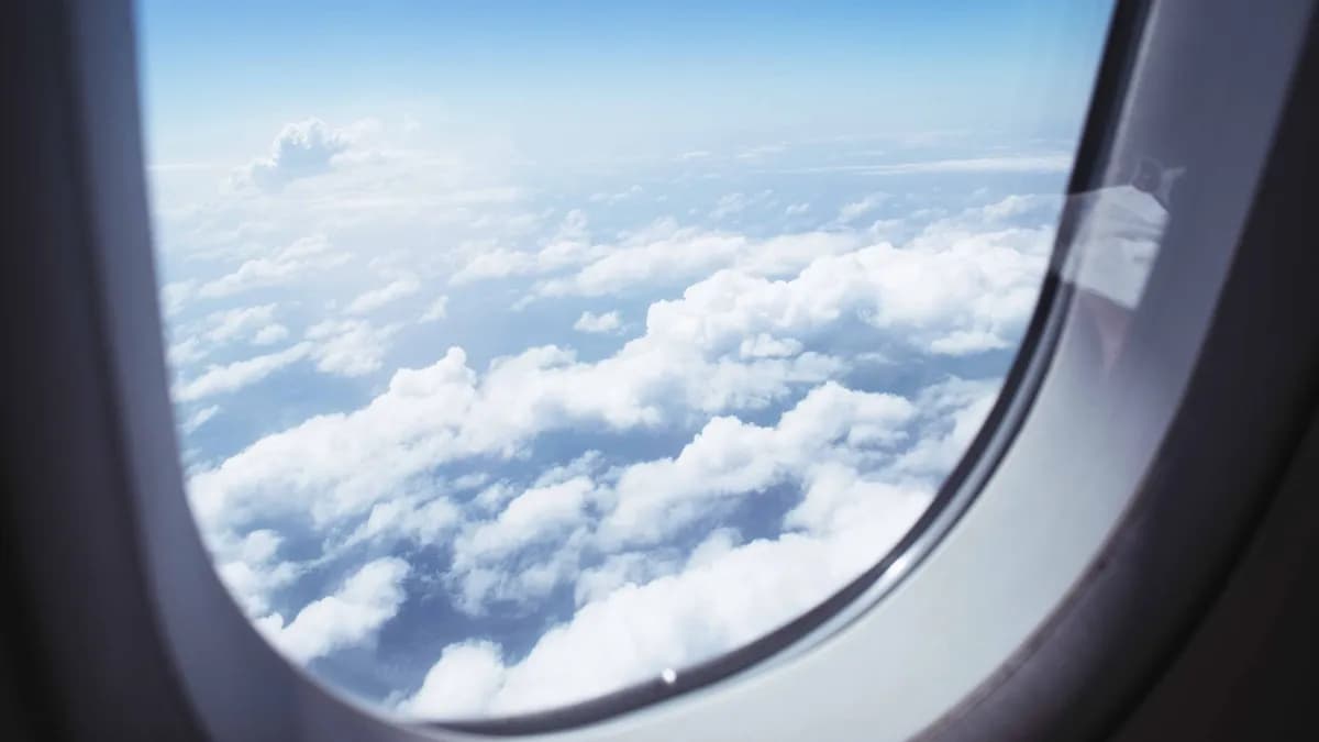 Vista desde la ventanilla del avión durante un vuelo