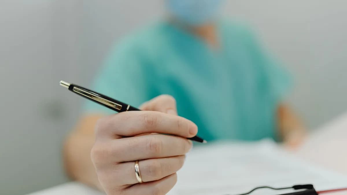 Un presupuesto dental por escrito y detallado con el tratamiento y el precio