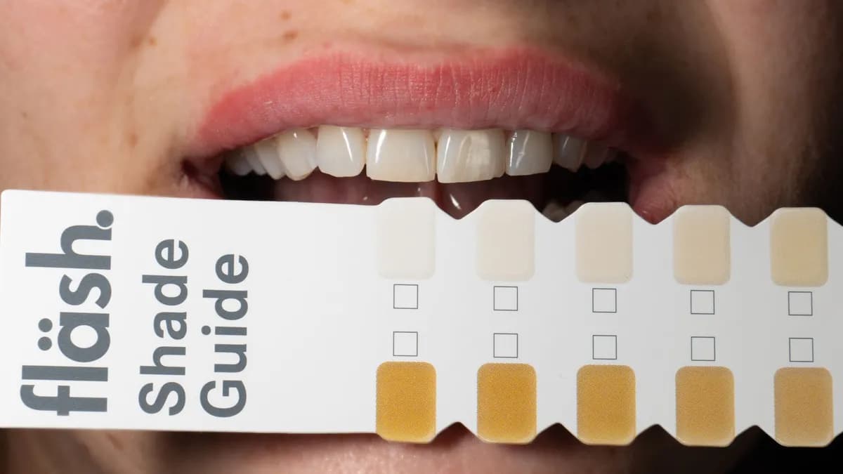 Guía de tonos dentales usada para comparar y seguir el color de los dientes