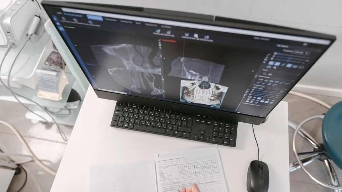 Patientin prüft ein schriftliches, aufgeschlüsseltes Zahnbehandlungsangebot