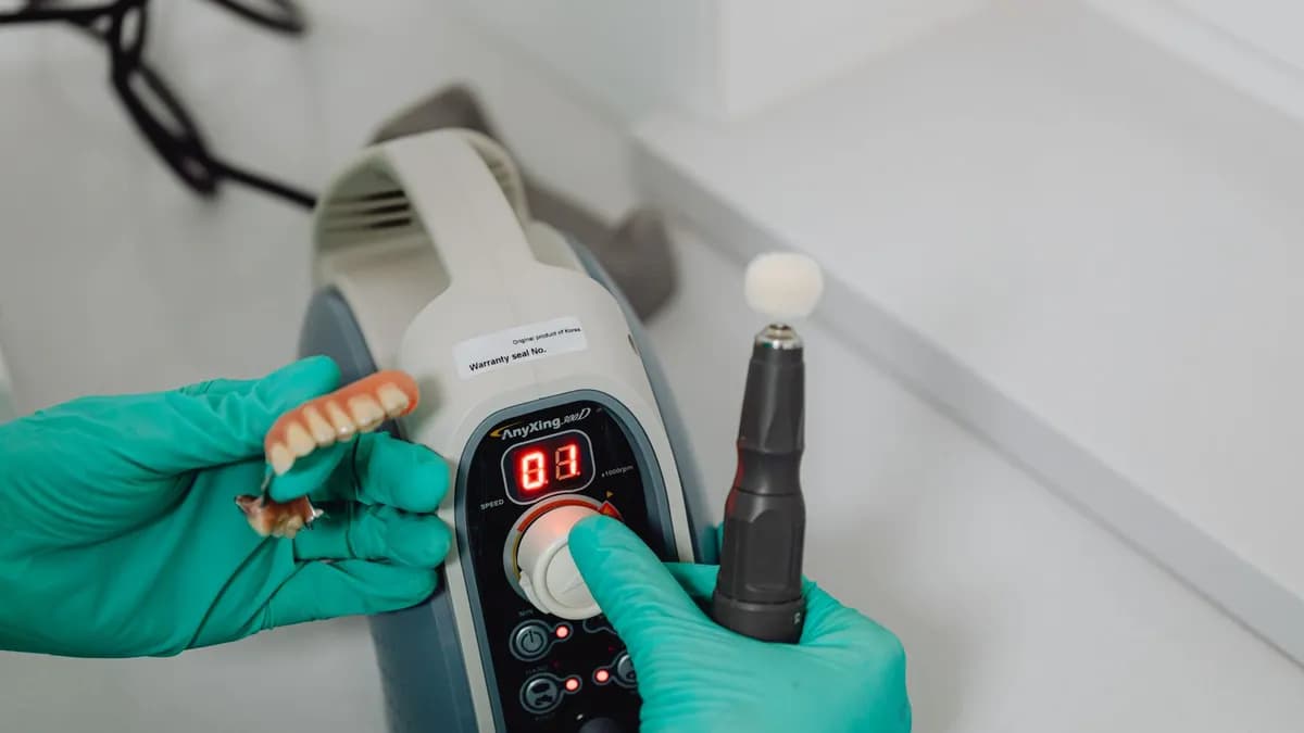Máquina CAD/CAM fresando una corona dental de circonio en el laboratorio