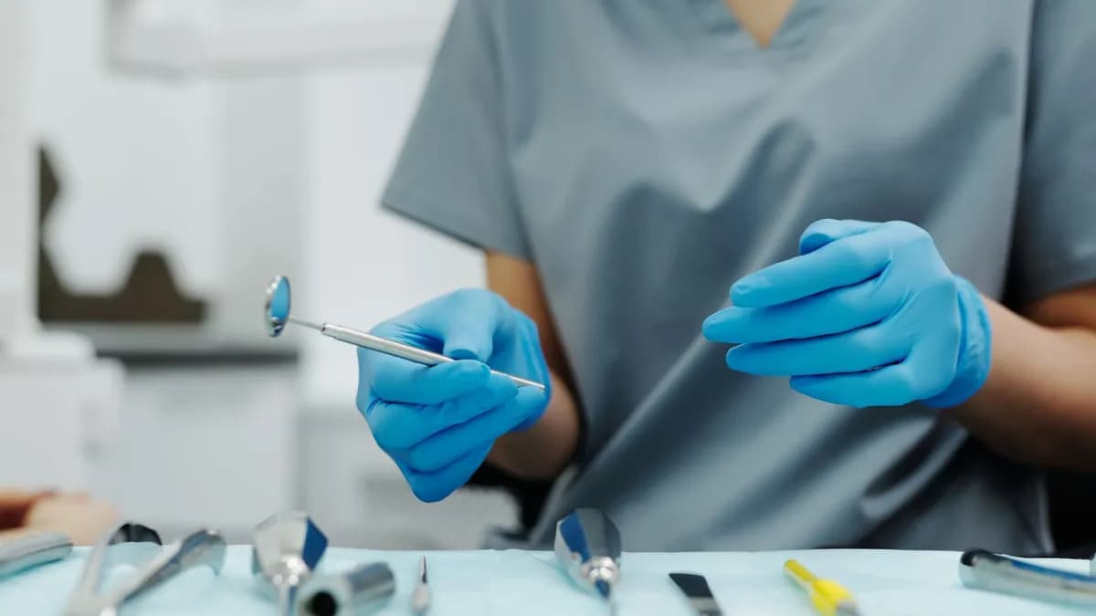 Güvenli, akredite bir kliniği gösteren steril aletler
