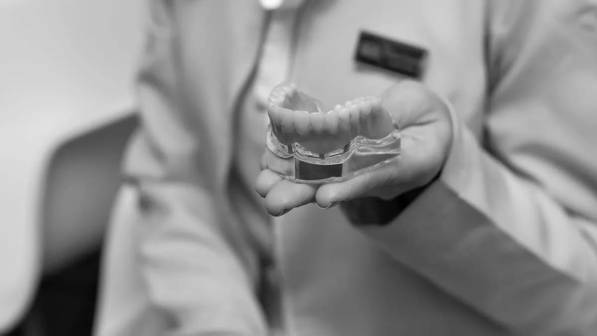 Zahnarzt erstellt ein All-inclusive-Implantatangebot