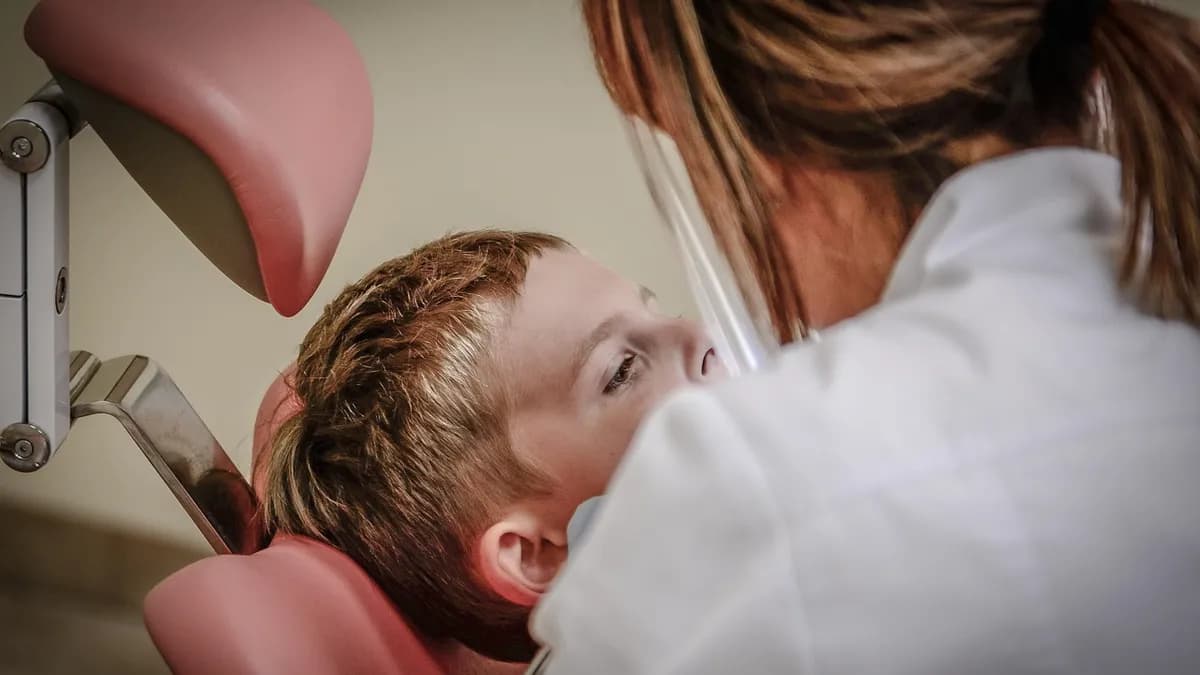 Röntgende implant konumunu doğrulayan diş hekimi