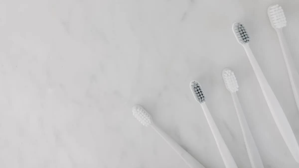 Tägliche Mundpflege für langlebige Veneers und Kronen
